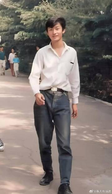 能看出这个小伙子是谁吗？现在可是娱乐圈数一数二的大明星。