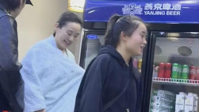 林依轮妻子西华及大儿子横店吃饭