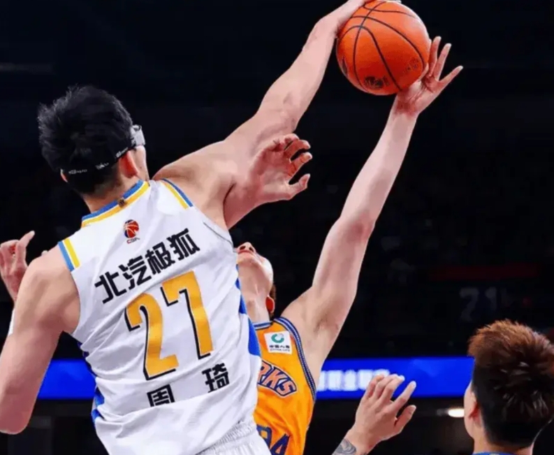 北京输上海，一战看清4大事实！
北京在客场迎来了和上海的首场对决，虽然北京打得挺