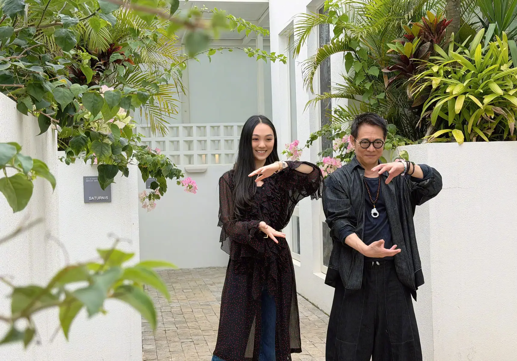 李连杰晒与哈佛学霸女儿合照！Jane五官神似妈妈利智