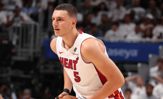 热火主帅埃里克-斯波尔斯特拉谈到了尼古拉-约维奇休赛期需要提升的方向：
“约维奇