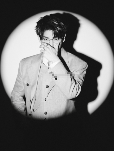 彭昱畅把少年感和成熟感平衡得太好了！虽然穿着复古西装，但抬眼间还是那个熟悉的彭彭