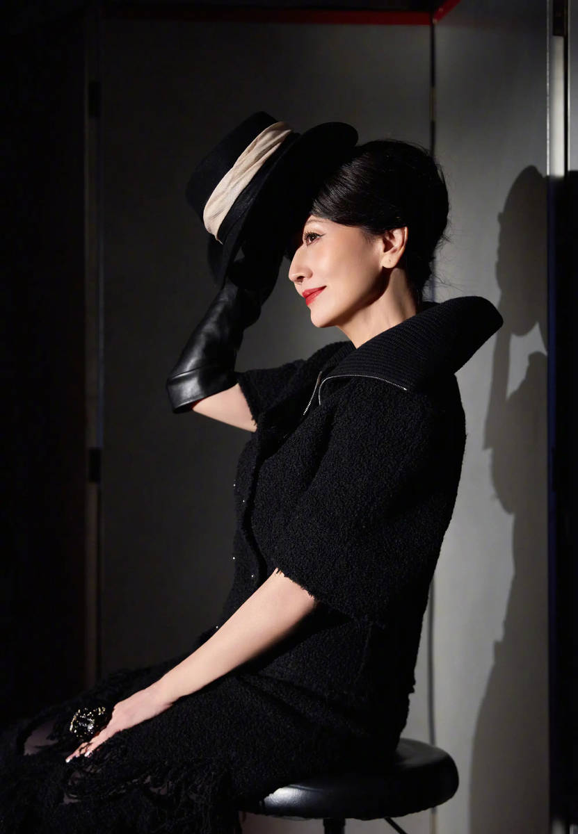 赵雅芝黑衣造型秒变酷飒女特工！气质优雅干练状态超好