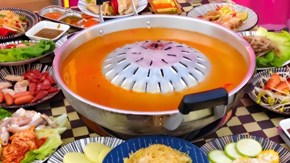 女子吃火锅，加汤壶里飘着一只满背疙瘩的癞蛤蟆，餐厅：给你免单