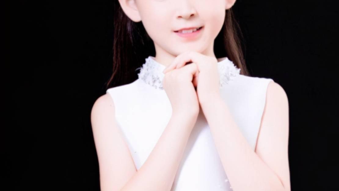 她18岁了，还在替去世的哥哥活