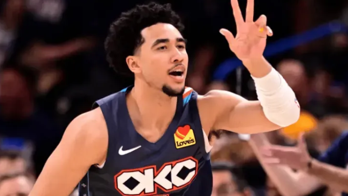 NBA季后赛次轮，雷霆客场以115-110战胜湖人。
比赛最后时刻湖人落后3分，