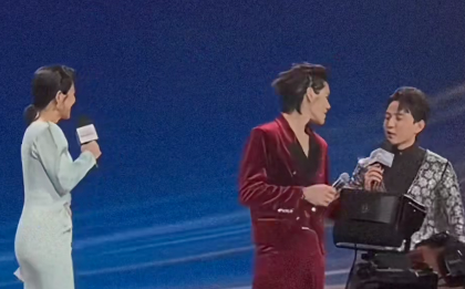 主持人百克力主持《微短剧品质盛典》时遇到突然袭击
这是他十多年主持生涯中从未遇到