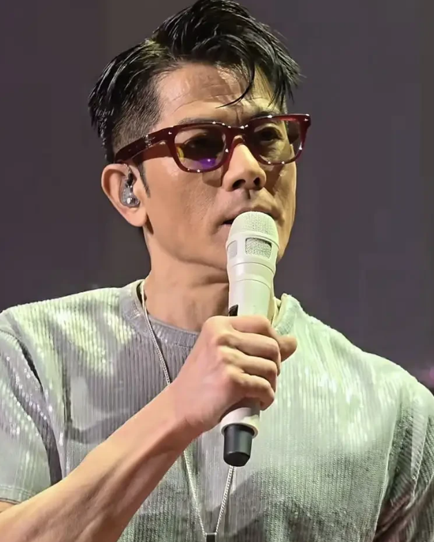 60岁的郭富城在广州演唱会对着满场观众说了一句全场安静的话
我完全无法接受自己年