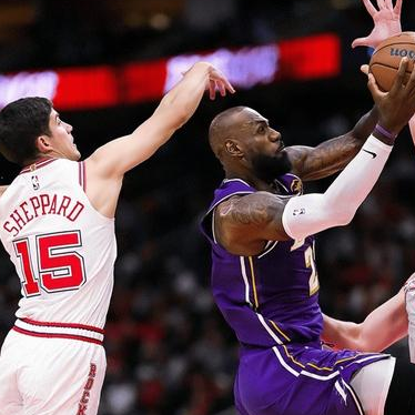 詹姆斯高效砍下30分，湖人再胜火箭。NBA常规赛，湖人客场再战火箭，这场比赛詹姆