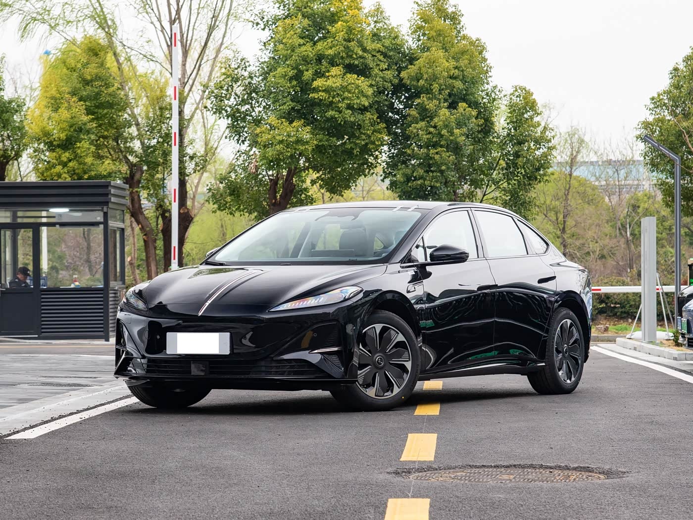 红旗纯电中型轿跑即将上市！配900V平台+司南高阶智驾，续航