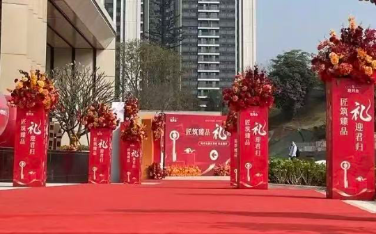 两年前，售楼处买房送黄金，如今房价暴跌八十万，黄金却涨了近三倍：比房子还值钱