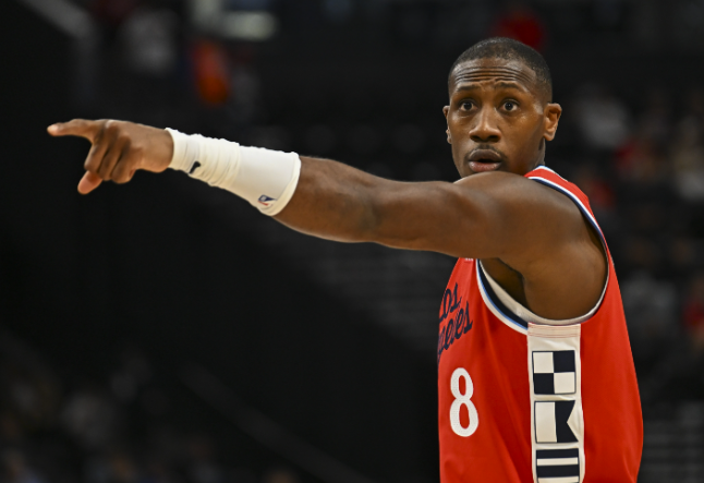 邓恩提到首发给加蓝擦屁股，柯林斯提到首发4号位，让核心小卡打3号位防止受伤，琼斯