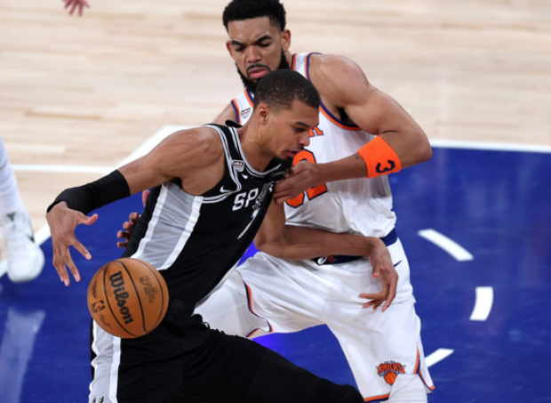 NBA总决赛，尼克斯对阵马刺的G4比赛中，出现了非常奇葩的一幕。第四节比赛还剩下