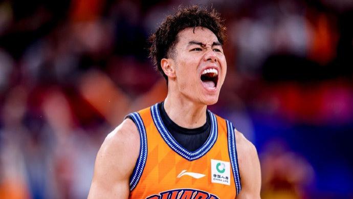 输不起！李添荣赛后想和场边球迷击掌，被北京工作人员粗暴推搡+爆粗