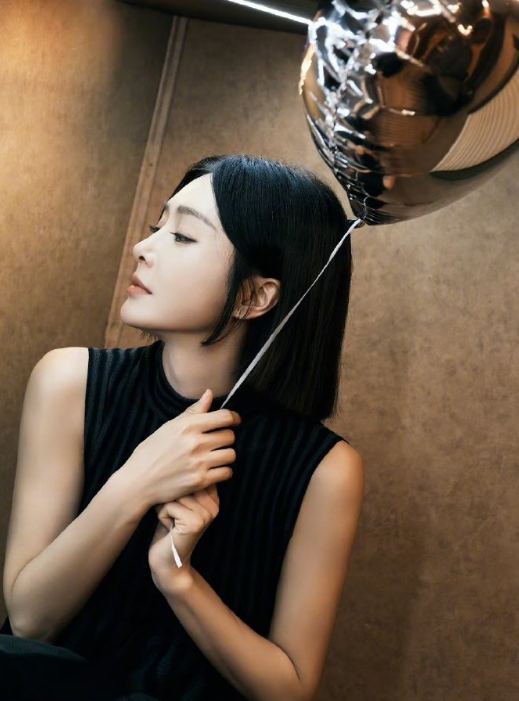 无袖黑裙A甜感十足，好美的姐姐