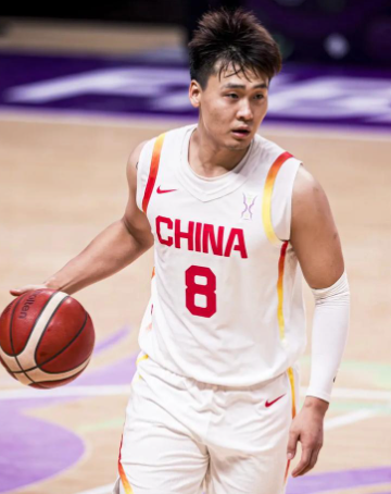 热身赛的中国男篮，事实上就是二队。
核心少一个杨瀚森和赵睿，杨瀚森无需多言，开拓