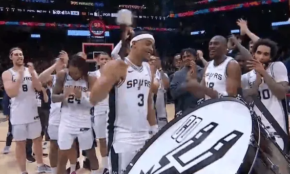 NBA季后赛，马刺114-95战胜开拓者。
此役过后，马刺主场再胜开拓者4-1晋