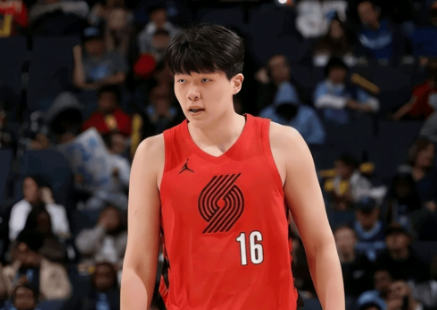 杨瀚森垃圾时间获得2次出手未能命中，开拓者遭遇马刺绅士横扫。NBA季后赛首轮，开