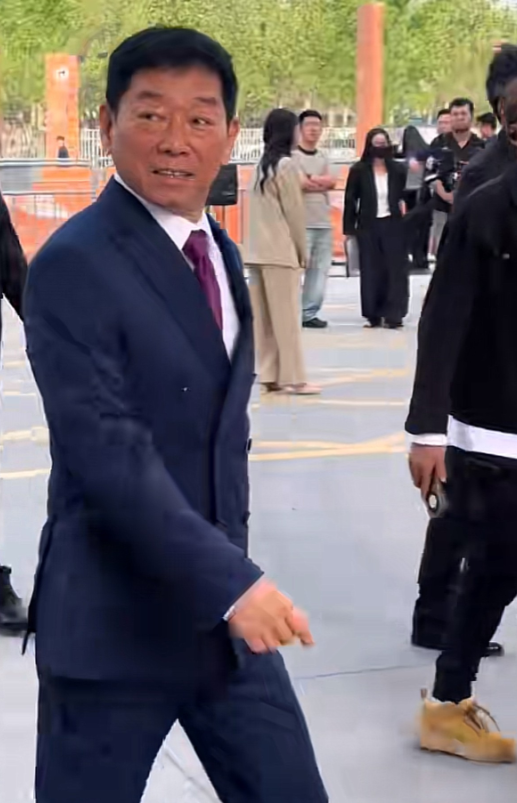 长城老板魏建军着西装现身北京车展引围观，现场参观红旗越野车展台，还看了金葵花国礼