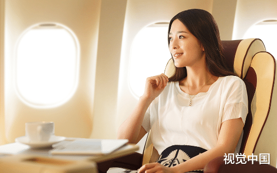 我跟富婆女友要一辆十万的车，她却送我一块十万的表，我跟兄弟炫耀，他却笑着说：车没有假的