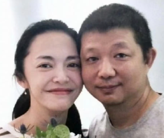 有媒体拍到了刚离婚没多久的两人一起出来聚餐
没有尴尬拉扯，没有刻意避嫌，全程都透