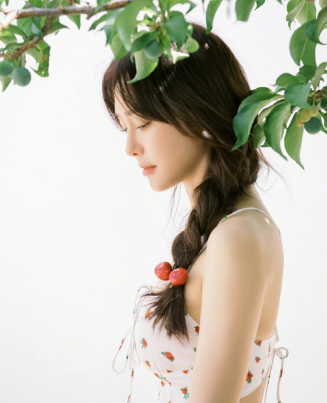 白色吊带裙写真，温柔仙女姐姐