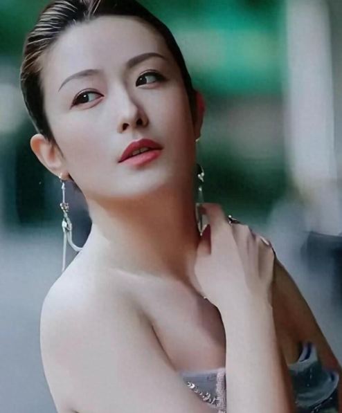 光影交错的名利场中，有些面孔就像一杯温吞的白开水，无论外界如何沸反盈天，她始终维