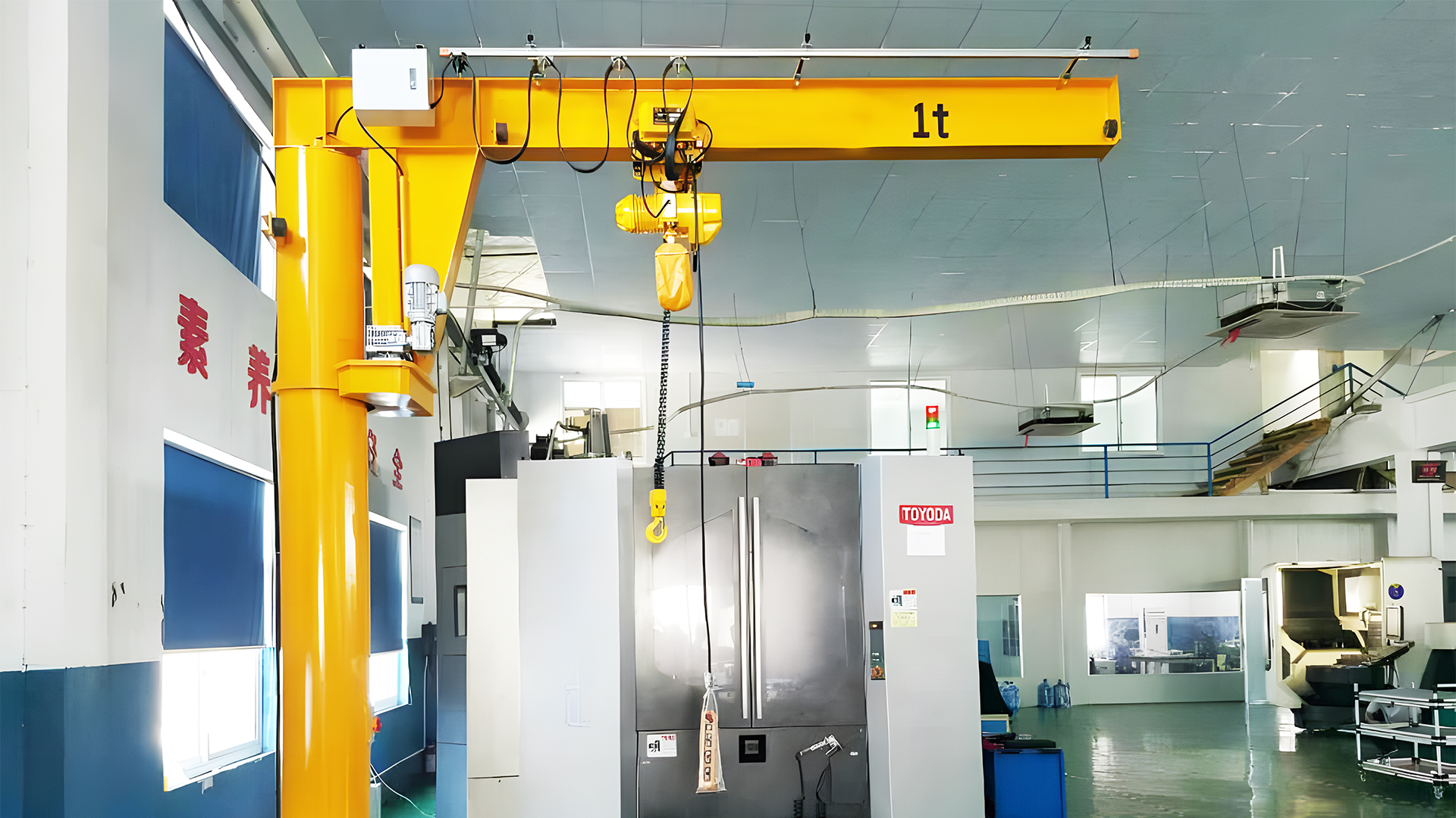 定柱式悬臂吊核心优势：低门槛操作+低成本维护+广覆盖