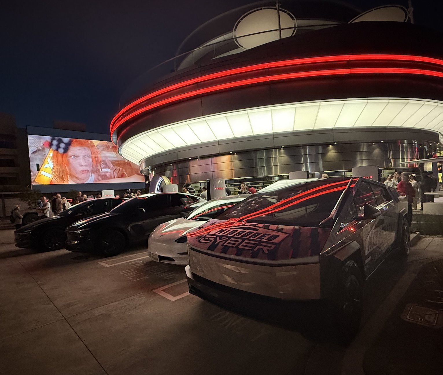 4月17日，马斯克表示，更多特斯拉餐厅即将到来！在2025年好莱坞餐厅开业时，曾