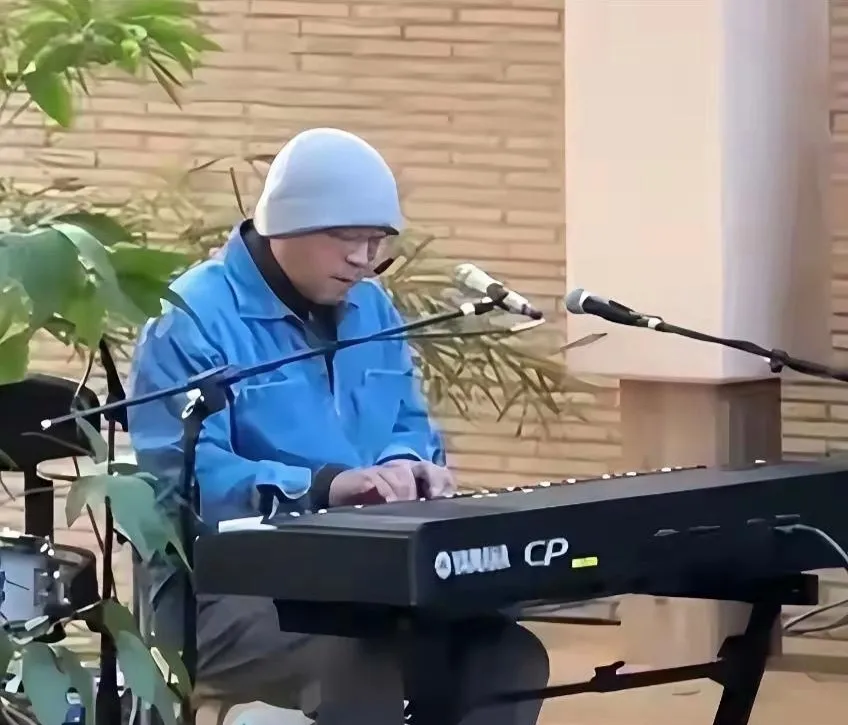 窦唯定居阿那亚！如今活成低调“海边大叔”
 
很多人一听说窦唯住在阿那亚，还以为