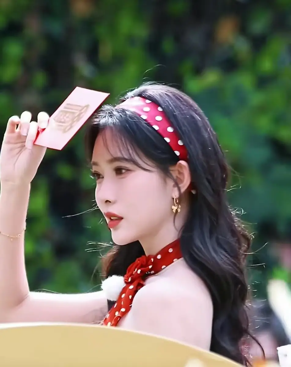 孟子义穿露背上衣御姐范满满 港风大波浪造型明媚耀眼