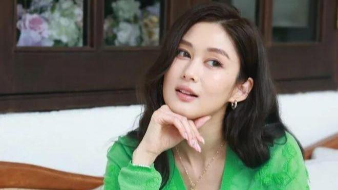 岑丽香全力突破戏路，跳出甜美形象塑造硬朗女警形象