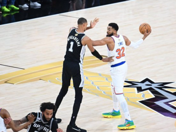 NBA总决赛，尼克斯对阵马刺的G4比赛中，出现了非常奇葩的一幕。唐斯在比赛刚开始