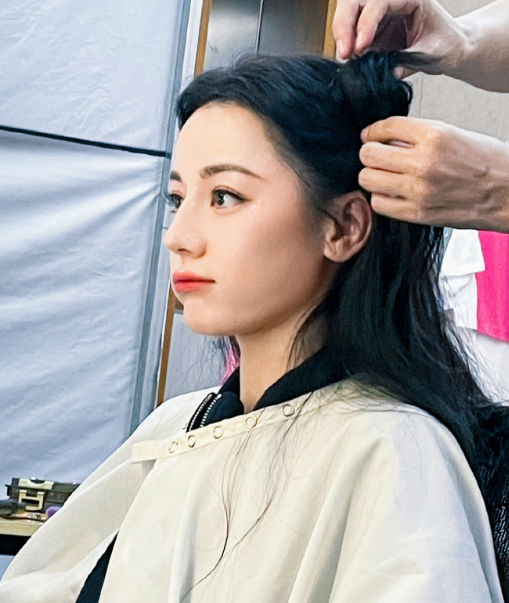 我们肩并肩，幸福在指尖