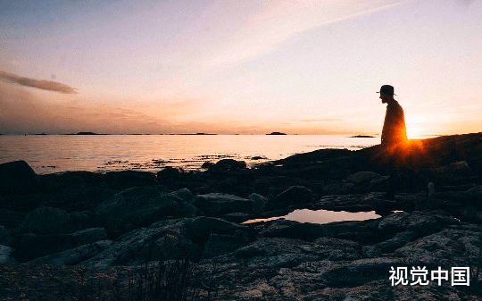 亲手挂断妻子的求救电话后，我开始着手为她举办葬礼，可隔天她却出现在我们家厨房为我做早餐