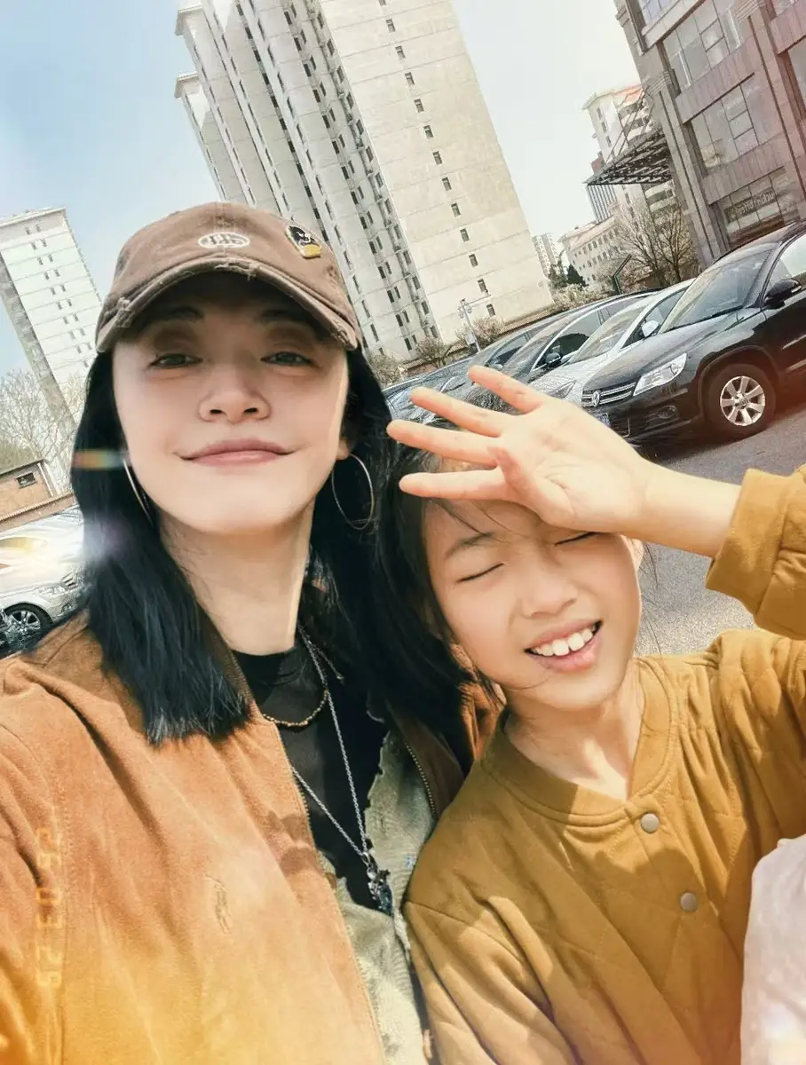 姚晨官宣离婚后晒女儿萌照 小茉莉跳芭蕾优雅身姿修长