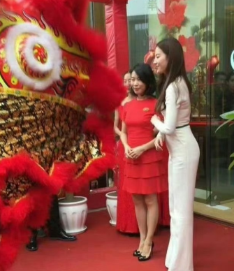 刘亦菲出现在小县城商场
这应该是前几年的照片吧！
本人腰臀比真的绝了，太顶了，身