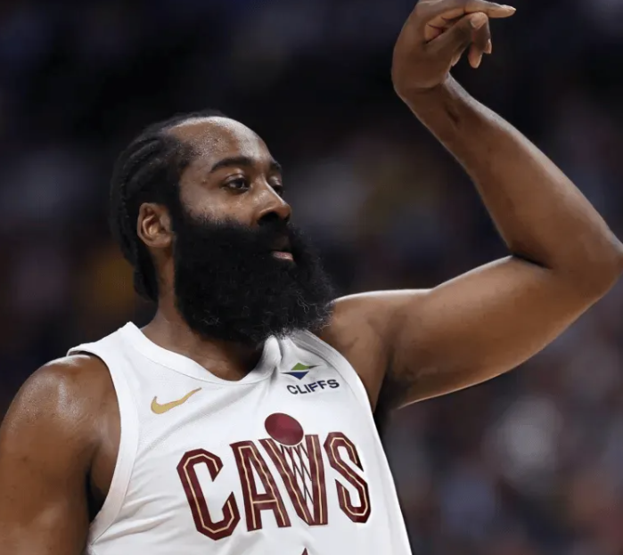 据ESPN记者Shams报道，克利夫兰骑士队将丹尼斯-施罗德和部分现金送至夏洛特