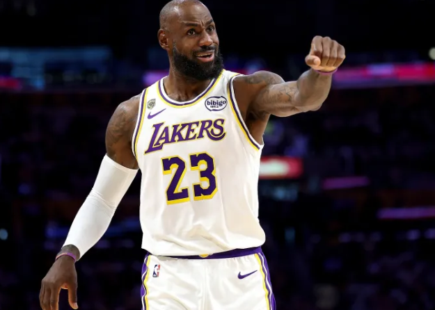 NBA记者Sam Amick在一档节目中谈到了勒布朗-詹姆斯的未来去向。
Ami