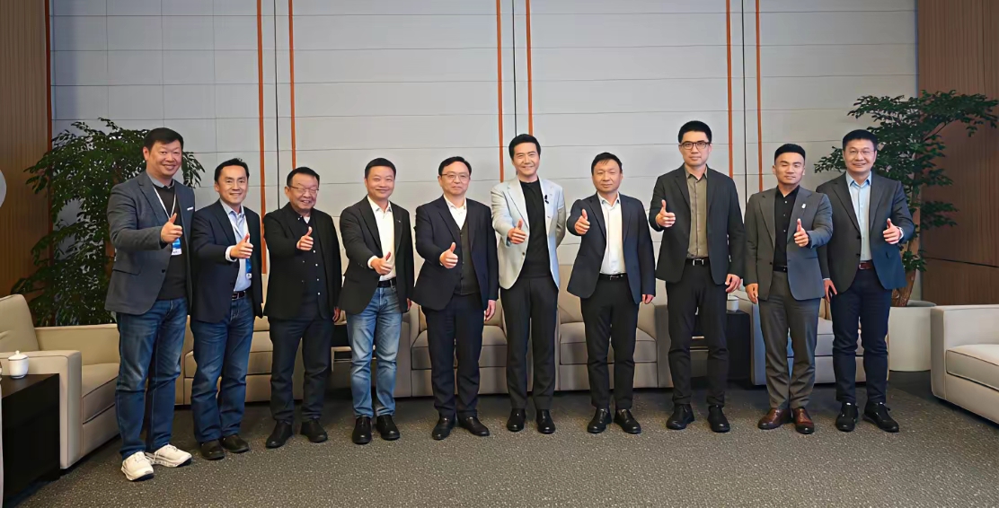 虽然雷军请来了小半个车圈大佬，虽然34分钟锁单突破15000台，可董明珠直接提了