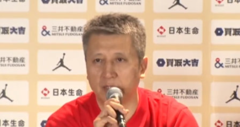 赛后，中国男篮主帅接受媒体采访点评本场比赛：“第一点上半场队员还是有点拘束和紧张