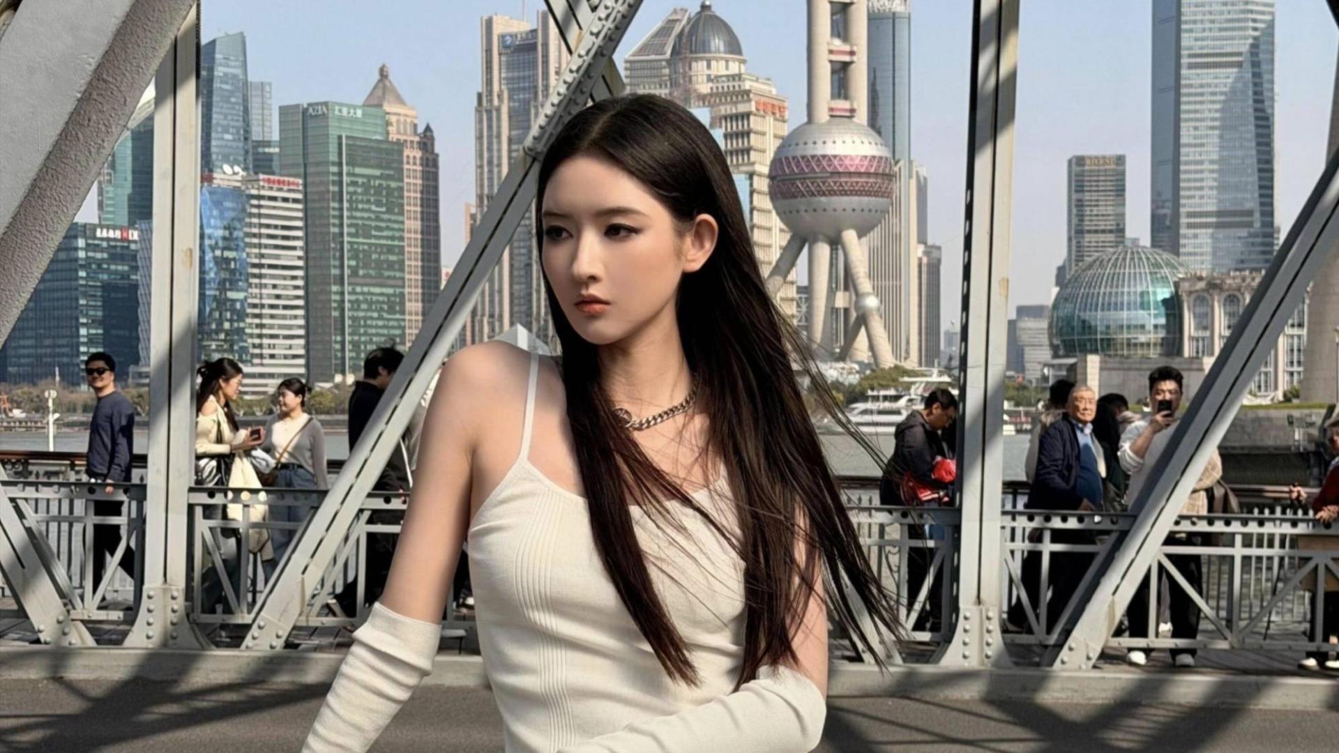 王玉雯上海外滩街拍引热议，172cm身高“漫改腿”硬控路人