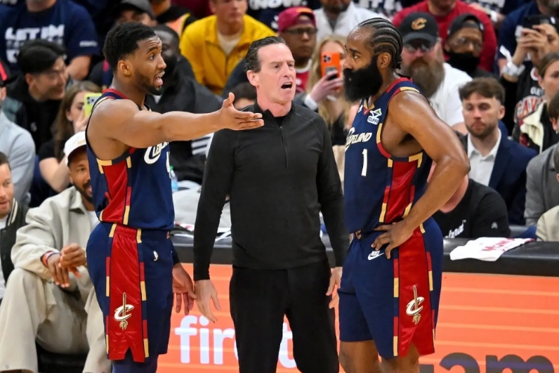 在防哈登时，猛龙主帅选了2杯毒药之一，切断哈登与队友连线，让他自己陷入单打！
上