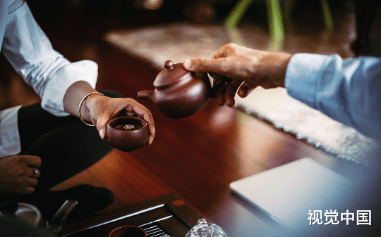 局长泡着上万好茶，只给准女婿白开水喝，笑他“白开水命碰不得龙井女”，谁知他竟是省纪委坐镇泽川市的大佬