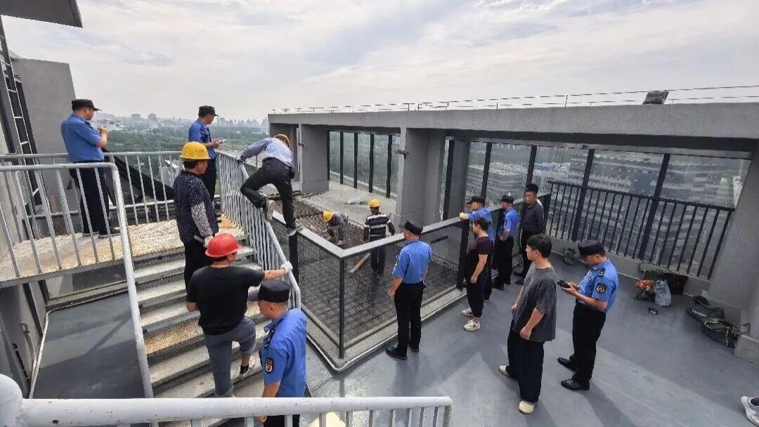 龙湖亚伦央璟颂小区，50平方米楼顶违建被拆除