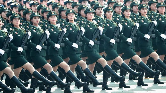 阅兵途中，女兵想上厕所怎么办？西方军人憋着，我国的办法很高明