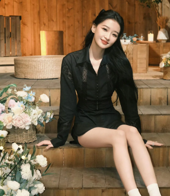 不得不说这孙怡的造型师挺能整活的
光想着把孙怡的v领开到最低，却不考虑孙怡的身材