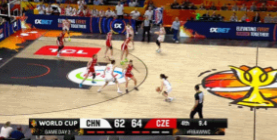 罗欣棫3分续命，杨舒予2分绝平，中国女篮与捷克女篮进入到加时赛。

加时赛，中国