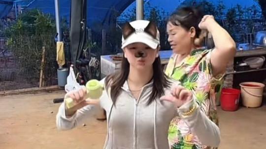 全红婵家中热舞，妈妈“突袭”合跳后害羞跑开：这一幕太暖了！