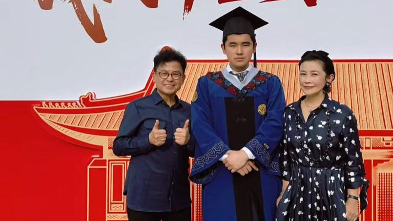 港星次子北大毕业！父子双学霸，无戏可拍开餐厅，照顾罕见病长子